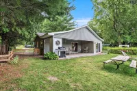 Quiet oasis steps from the water with access to Canadian Lakes amenities! - Wifi