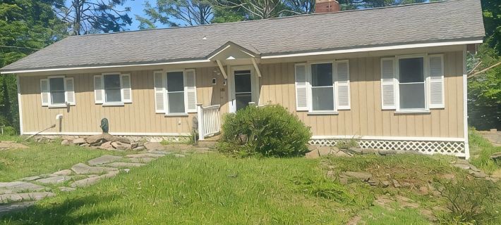 Lake front property with one dock space for boat/jet ski on Lake Wallenpaupack. パルマイラのホテル
