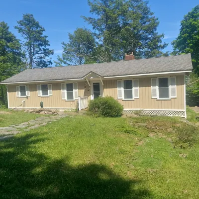 Lake front property with one dock space for boat/jet ski on Lake Wallenpaupack. - Homestays