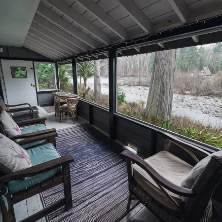 Riverside Mid-Century Cabin with Mountain Views Отели в г. Баринг
