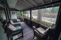 Riverside Mid-Century Cabin with Mountain Views - Chalets