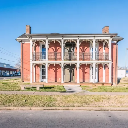 Lovely historic spot, walk to the square! Отели в г. Симпсон Каунти