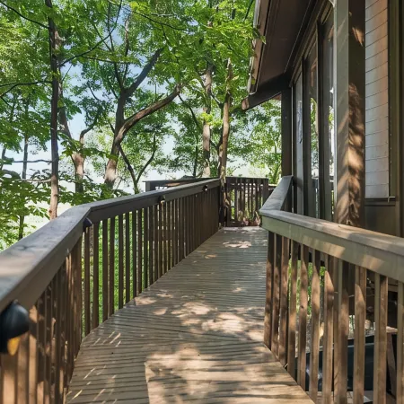 Treetop Getaway with AMAZING lake views!