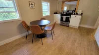 Comfy, sunny, Wi-fi + coffee Walk to Downtown Winooski - Apartments