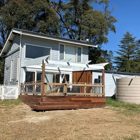 Craftsman Stone and Wood Cottage. Family Farm Stay at MaddOx Farm in Burrawang