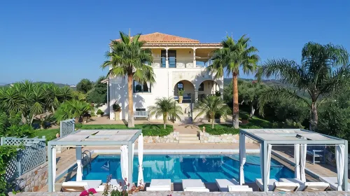 Luxury Villa with pool, located on a prominent hill, a few minutes to the sea. - Gym