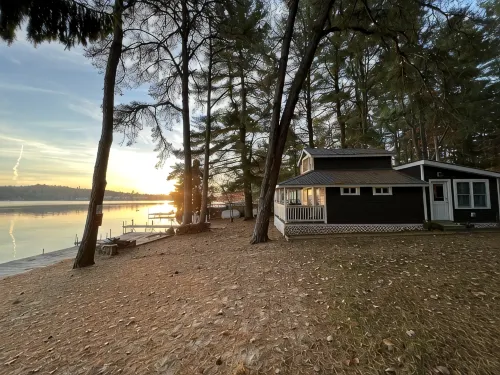 Cabin at Sunshine-Situated on the Sandy Shore of Long Lake - Wifi