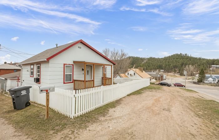 Cute Custer Cottage - Walk to restaurants and shopping