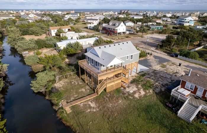 Novice 4BRM/3Bath house on the canal/sound access close to the beach