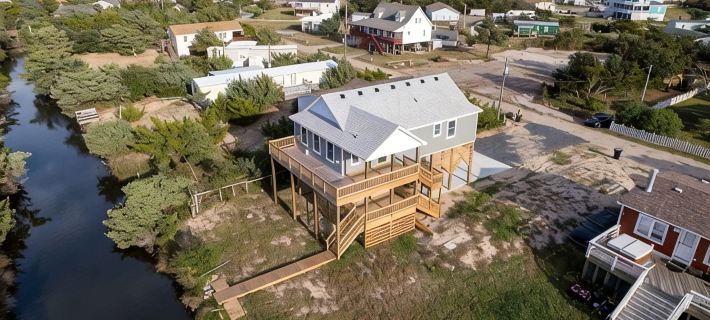 Cozy 1 BRM+ in newly built house right on the canal. Hotels in Kinnakeet