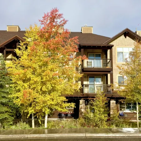 Spacious 3Br, Perfect Downtown Location w/ Pool, Hot Tub, & Shuttle Access