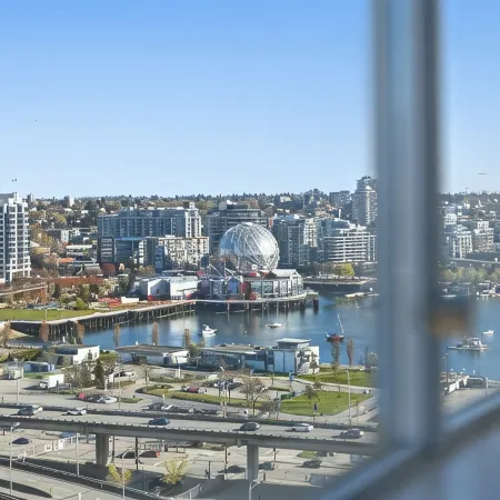 Luxury Downtown Ocean+Mountain views A/C Comfort Pool / hot tub/ sauna/ gym
