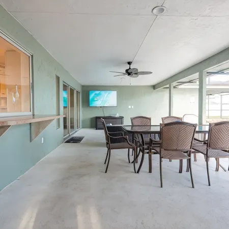 4Br Private Pool Home, Screened Lanai, & 3mi to Srq Airport
