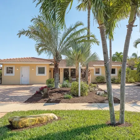Tropical Luxury Living, waterfront, pool heated, close to the beach