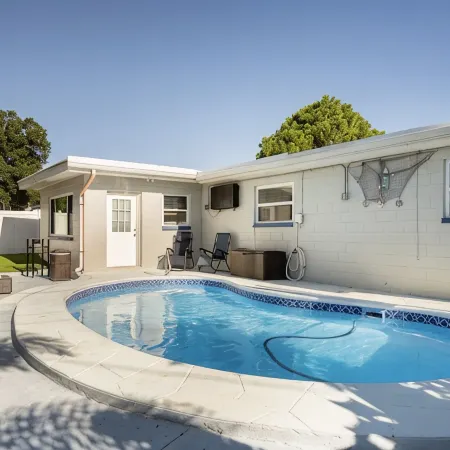 Lovely full house 3/2 w/ pool, few min from beach