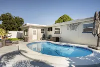 Lovely full house 3/2 w/ pool, few min from beach - Private Pool