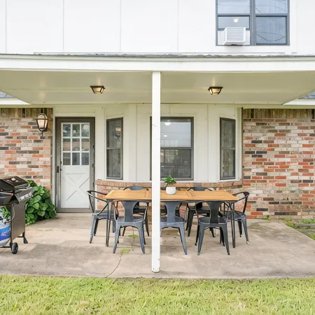 The Full House— Beds~Near Rose District~Shuffleboard~Poker Room~Game Room