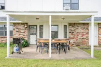 The Full House— Beds~Near Rose District~Shuffleboard~Poker Room~Game Room - Boutique