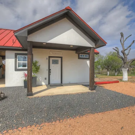 Modern Casita with Hot Tub Six Minutes from Main Street