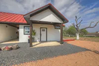 Modern Casita with Hot Tub Six Minutes from Main Street - 4つ星