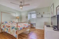 Charles Village 1-Br, Walk to Johns Hopkins - Condos