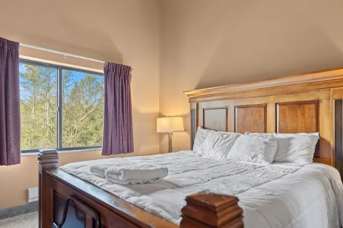 Upscale, Riverview, 3Br, 3BA, 2040SF, Main Floor, 14ft Ceiling - 3-Star