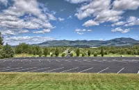 Cabot Inn & Suites - Parking