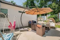 Luxurious 5-bedroom house with swim-spa, fitness&weight room, game room, & more! - 露台