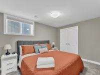 Hillside Suite: Your Cozy, Modern Getaway in Medicine Hat - 3-Star