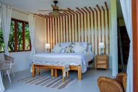 Hawksbill - 4 BR Villa in Treasure Beach w/ AC, WiFi, Private Cove & Staff Hotels in 
