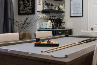 Modern & Stylish Bellevue Basement Suite - King Bed and Office 5 Minutes to Mall - 방갈로