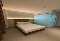 Coastline Hotel - parkir