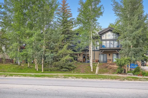 Lux 3/3 Chalet! 4 Min Walk to Quicksilver Lift & Main STPRIVATE Hot TUB"