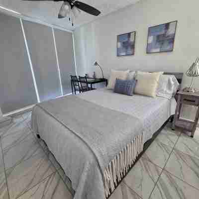 Condado Beach Condo - Fast Wi-Fi, AC, Pool & Security 24/7 Rooms
