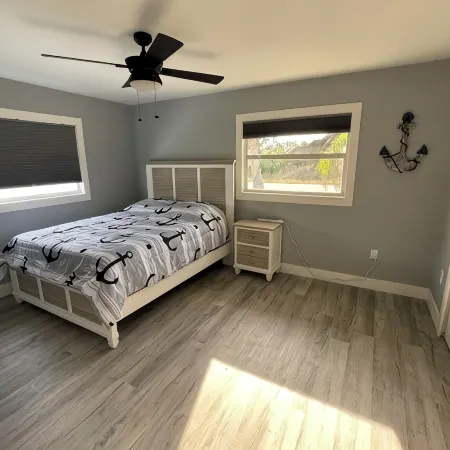 THE BEACH IS CALLING !!  2-bedroom house in Venice with AC, WiFi.