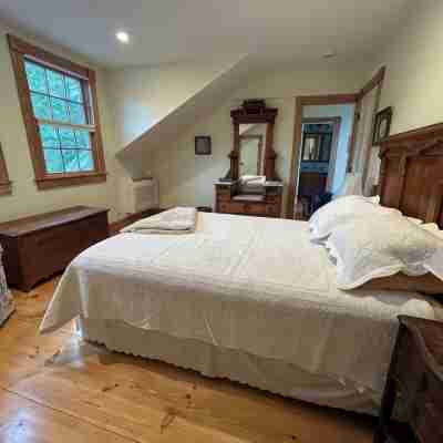 Chatham Village: Large, Newly-Renovated 1 Bedroom Apartment in Antique Home Rooms
