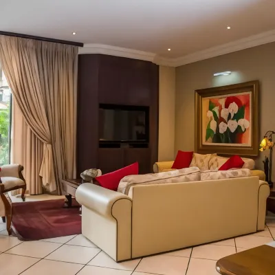 Casa Flora Guesthouse Hotels near Denneboom Train Station