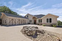 Luxury Lakeview w/Private Pool • Fireplaces • Game Garage • Sleeps Large Groups - 4 stelle
