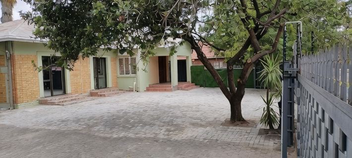 Laroza Guest House Отели в г. Рустенбург