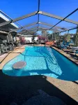 Waterfront Mid Century Cottage w/Pool and Spa- Close to beaches - Sleeps 9 - プール