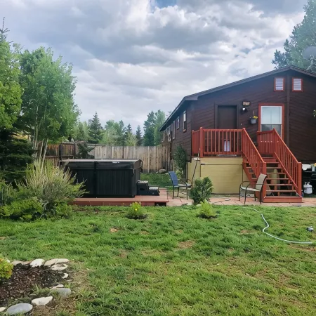 Cozy two Bedroom close to lake. Dogs Allowed. Semi private Hot Tub. Large Yard.