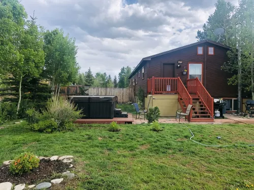 Cozy two Bedroom close to lake. Dogs Allowed. Semi private Hot Tub. Large Yard. - Gym