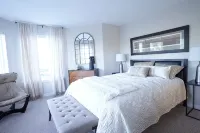 Gorgeous Lake Front Home, Central Location - Wifi
