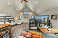 Mountain Top Retreat: Hot Tub, Sauna, Fire Pit, Seclusive 5 acres, Sunset Views
