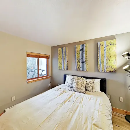 Remodeled 2 Bedroom Downtown Condo sleeps 6!