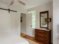 Shurs Lane Cottage, EV Charging, Free Parking, in the heart of Manayunk Hotels near Cliveden