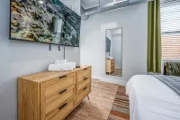 OTR, 1blk to TQL, Cali King Bed, Sleeps 4, Free Light Rail, 58in TVs, Wifi - شقق