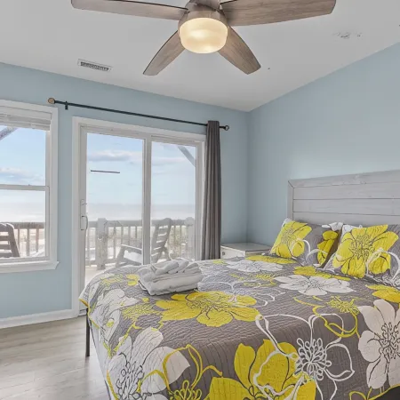 “Shore Thing” at our spacious Beachfront Oasis - WEST