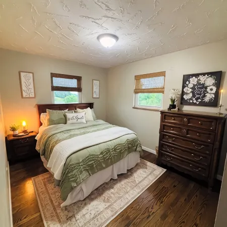 Luxury Home w/private Pool, Mt Views, 85” Roku Movie Room, Arcade, & King Bed!