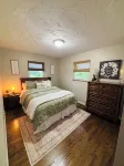 Luxury Home w/private Pool, Mt Views, 85” Roku Movie Room, Arcade, & King Bed!